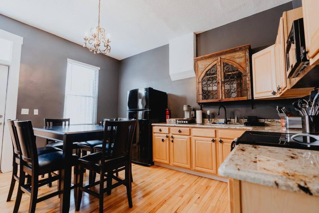 Urban Wfh Setup & Patio Soulard Apartment